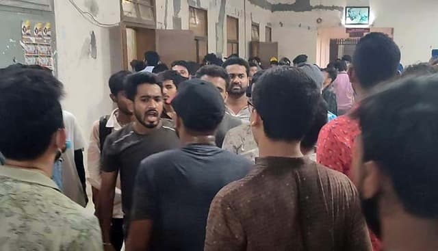 আন্দোলনে অনড় ঢাকা কলেজ শিক্ষার্থীরা
