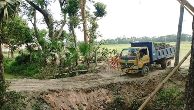 কৃষি জমির মাটি পুড়ছে চেয়ারম্যানের ইট ভাটায় !