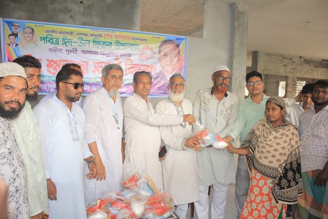 দেবীদ্বারে এক হাজার পরিবার পেলো জেলা আ’লীগ নেতার ঈদ উপহার