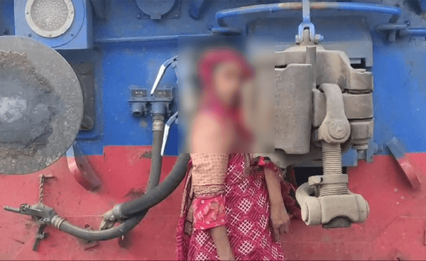 ট্রেনের ইঞ্জিনের হুকে ঝুলেছিল নারীর মরদেহ!