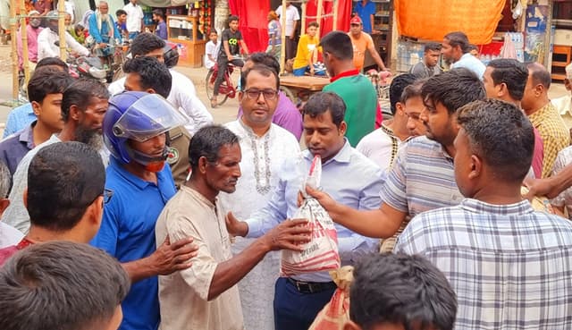 কেশবপুরে দরিদ্রদের মাঝে ইউএনও’র ঈদ সামগ্রী বিতরণ