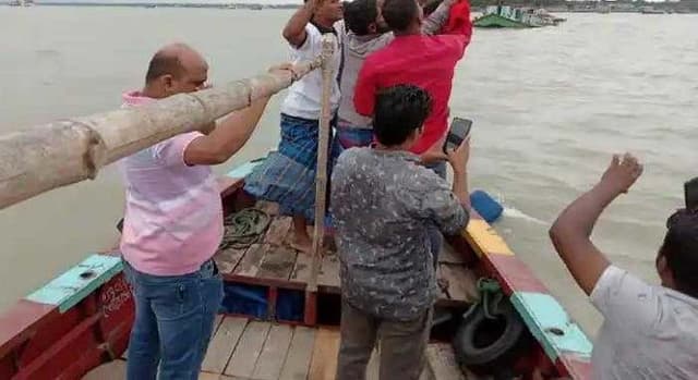 চাঁদপুরে ঝরে কবলে সিমেন্টবোঝাই ট্রলারডুবি