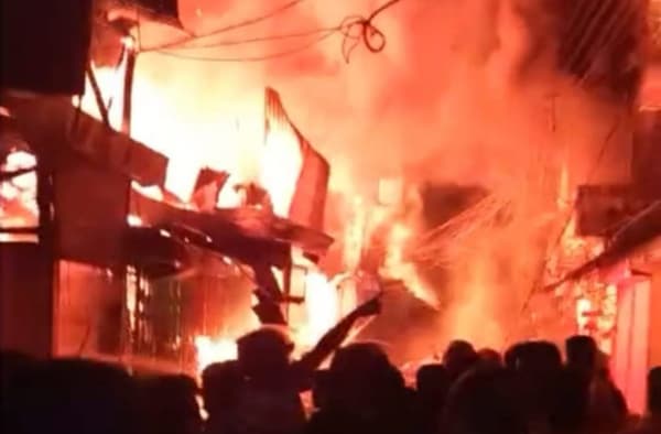 চৌমুহনী বাজারে ভয়াবহ অগ্নিকান্ড, নিয়ন্ত্রণে ফায়ার সার্ভিসের ৭ ইউনিট