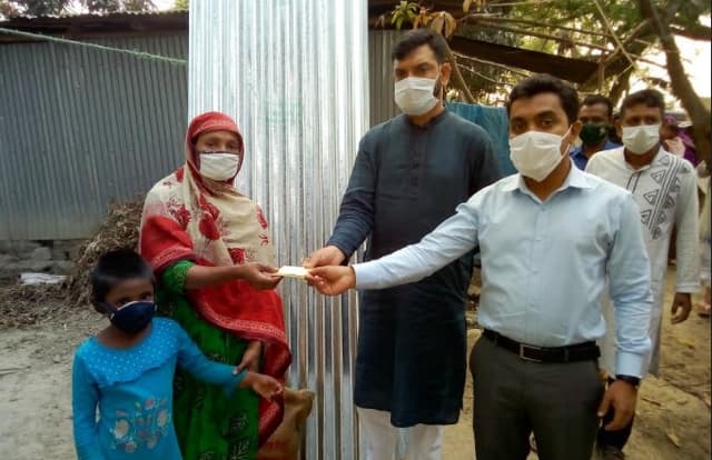 তহমিনার পাশে হাকিমপুর উপজেলা চেয়ারম্যান