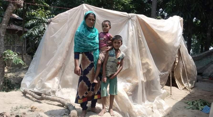 পলিথিনের ঘরে দম্পতির মানবেতর জীবন
