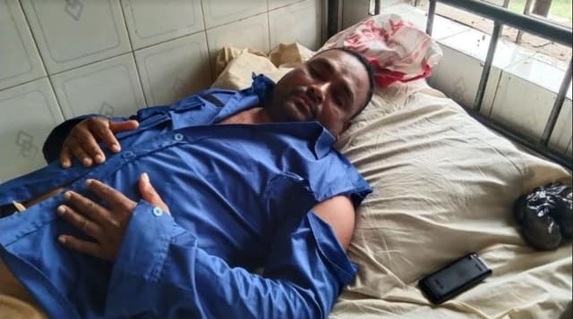 গ্রাম পুলিশকে পেটালেন চেয়ারম্যান!