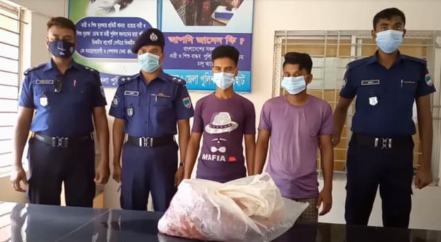 হরিণের মাংসসহ দুই পাচারকারীকে আটক