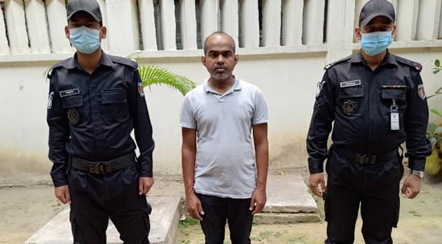 মুভমেন্ট পাস নিয়ে হিরোইন বহন!