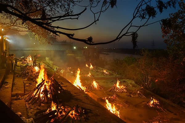শ্মশানজুড়ে চিতা,করোনায় জ্বলছে ভারত!