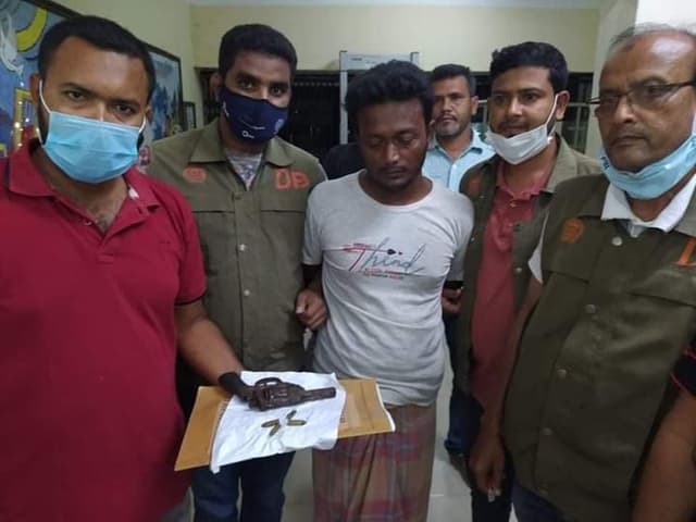 পিস্তল ও গুলি সহ যুবক গ্রেপ্তার