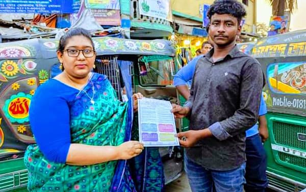 সর্বজনীন পেনশন স্কিম গ্রহণে সচেতনতামূলক লিফলেট বিতরণ করলেন ইউএনও