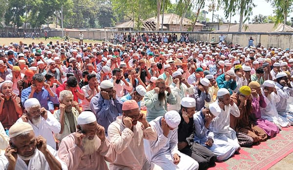 হাতীবান্ধায় বৃষ্টি জন্য বিশেষ নামাজ আদায়