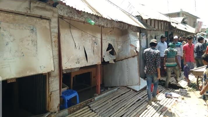 কালকিনিতে দু গ্রুপের সংঘর্ষে ৩ পুলিশসহ আহত-১৫
