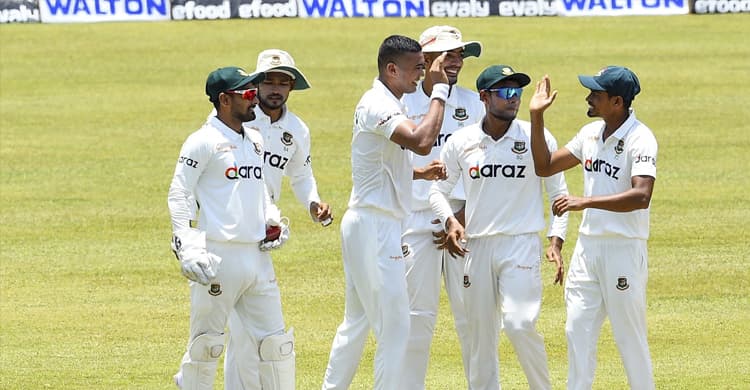 ৩১২ রানে পিছিয়ে থেকে দিন শুরু লঙ্কানদের