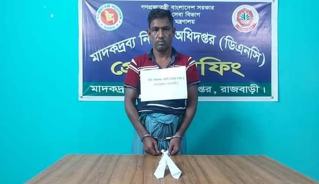হেরোইনসহ দৌলতদিয়ায় কারবারী আটক