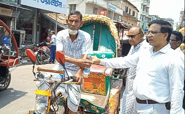 তাপপ্রবাহে তৃষ্ণার্তদের মাঝে ইয়াস'র পানি ও স্যালাইন বিতরণ