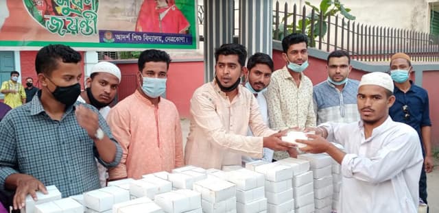 নেত্রকোণায় ছাত্রলীগ নেতার ইফতার বিতরণ