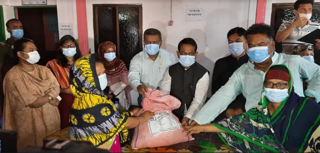 টাঙ্গাইল যৌন পল্লীতে খাদ্য সামগ্রী বিতরণ