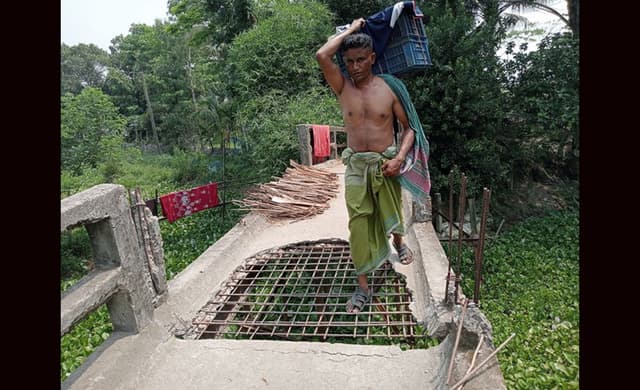 ডাসারে ঝুঁকি নিয়েই ব্রীজ পারাপার ! দুর্ঘটনার আশংকা