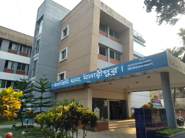 স্ত্রীর পরকীয়ার জেরে ছেলেকে গলাকেটে হত্যা