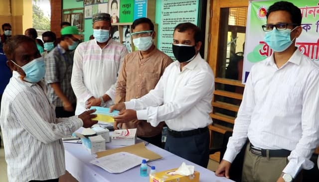 প্রধানমন্ত্রীর আর্থিক সহয়তা পেল কর্মহীন ৩শ পরিবার