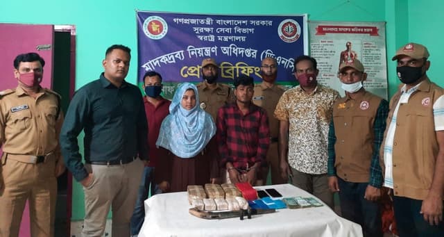 ইয়াবা ও অস্ত্রসহ স্বামী-স্ত্রী আটক, ৫২ হাজার ইয়াবা উদ্ধার