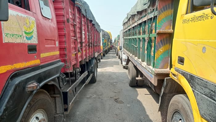 নদী পারের অপেক্ষায় ৩ কিলোমিটারে কয়েক'শ যান