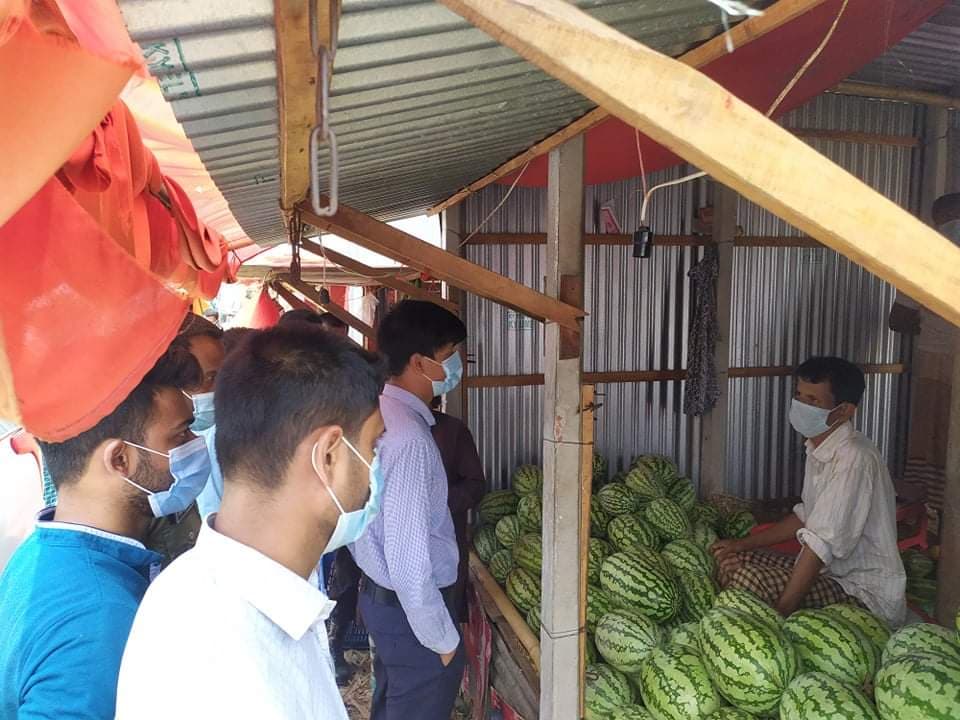 গোয়ালন্দে ফল ব্যবসায়ীদের সতর্ক করলেন নির্বাহী ম্যাজিস্ট্রেট