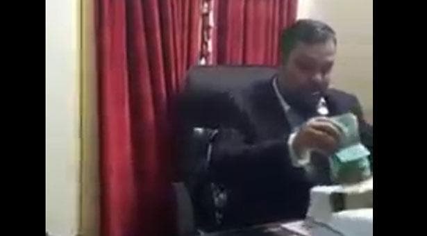ঘুষ নিয়ে ওএসডি স্বাস্থ্য কর্মকর্তা