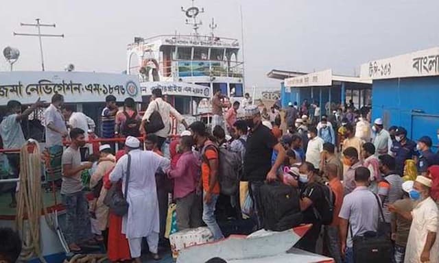 পাটুরিয়া-দৌলতদিয়ায় রুটে ঢাকামুখী মানুষের ভিড়