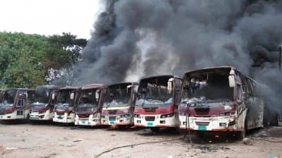 নবাবগঞ্জে বান্দুরা বাজারে বাসস্ট্যান্ডে আগুন
