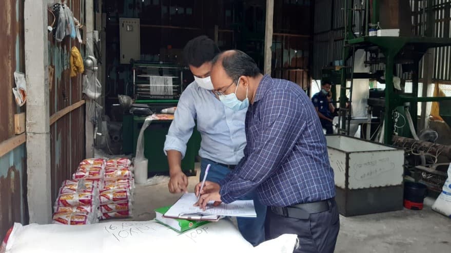 পঁচা খেজুর বিক্রির দায়ে দেড় লক্ষাধিক টাকা জরিমানা