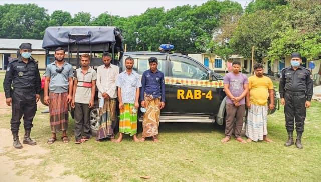আশুলিয়ায় ডাকাত দলের ৭ সদস্য আটক, ৫ অটোরিকশা জব্দ
