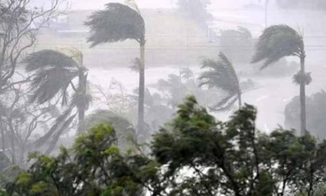 দেশের ১২ অঞ্চলে ঝড়ের আভাস, নদীবন্দরে সতর্কতা