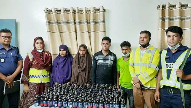 হিলিতে ফেন্সিডিল পাচার কালে প্রাইভেটকারসহ আটক ৫