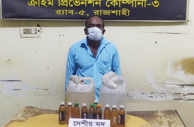 ধামইরহাটে র‌্যাবের হাতে মাদক ব্যবসায়ী আটক