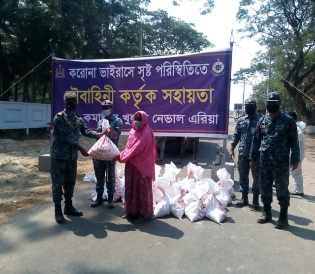 মোংলায় অসহায় মানুষের মাঝে নৌবাহিনীর ত্রাণ বিতরণ