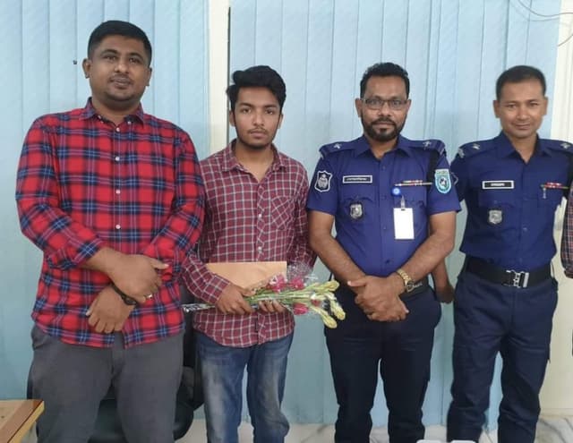 মেডিকেলে ভর্তি অনিশ্চিত শিক্ষার্থী রিফাতের পাশে পুলিশ