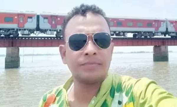 প্রধানমন্ত্রীকে কটাক্ষ করে ফেসবুকে আ.লীগ নেতার স্ট্যাটাস, সমালোচনার ঝড়