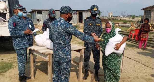 মোংলায় নৌবাহিনীর ত্রাণ ও নগদ অর্থ বিতরণ