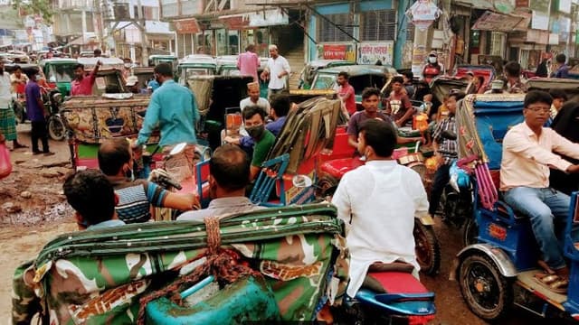 সচেতনতা কোথায়? মাস্ক ছাড়াই ঘুরে বেড়াচ্ছে সবাই!