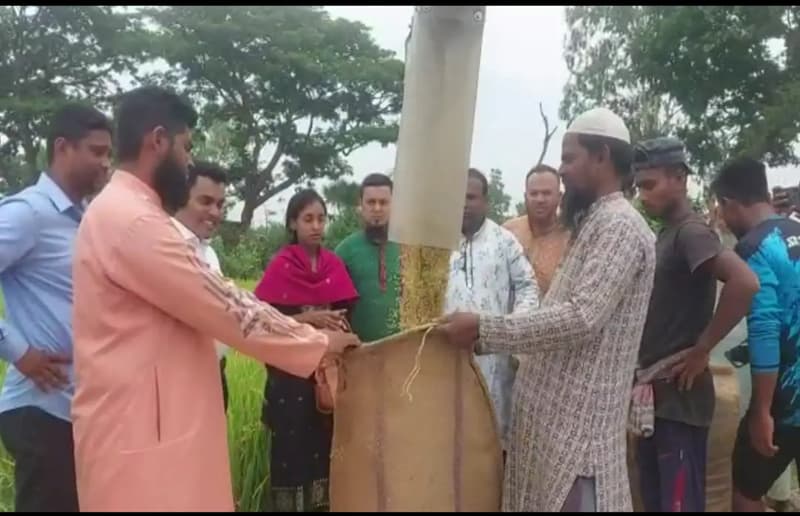 হিলিতে কম্বাইন হার্ভেষ্টার যন্ত্র দিয়ে ইরি-বোরো ধান কাটার উদ্বোধন