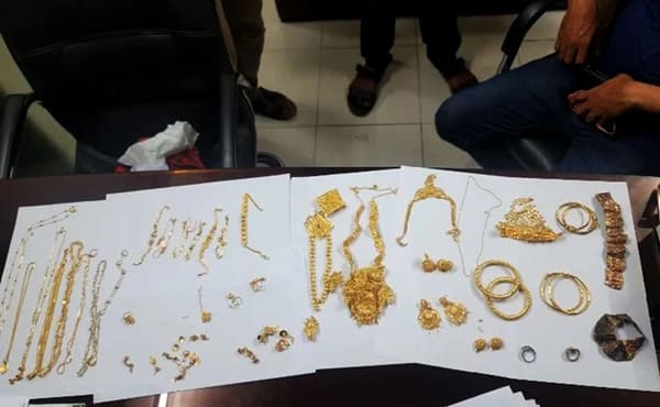 চুরির টাকায় বান্ধবীকে উপহার, ভ্রমণে গিয়ে ধরা