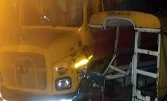 মোটরসাইকেল ওয়ার্কশপে ঢুকে পড়ল ট্রাক, নিহত ৩