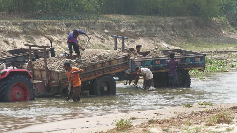 ঠাকুরগাঁওয়ে ইজারা ছাড়াই বালু উত্তোলন, নিরব প্রশাসন!