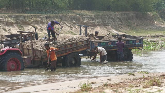 ঠাকুরগাঁওয়ে ইজারা ছাড়াই বালু উত্তোলন, নিরব প্রশাসন!