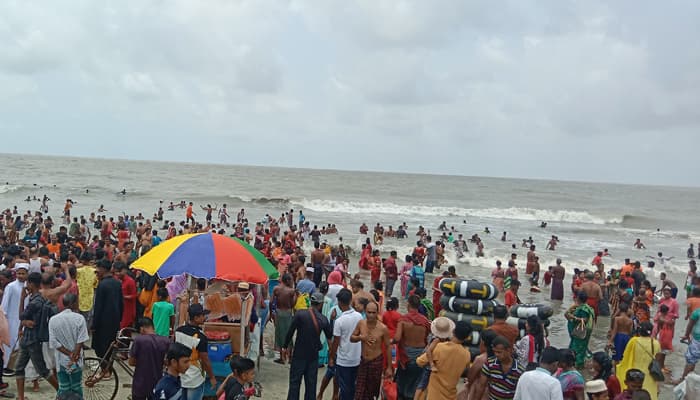 ঈদুল ফিতরের ছুটিতে কুয়াকাটা সৈকতে লাখো পর্যটকের ভীড়