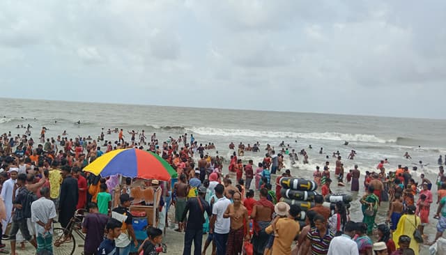 ঈদুল ফিতরের ছুটিতে কুয়াকাটা সৈকতে লাখো পর্যটকের ভীড়
