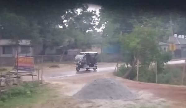 হিলিতে ক্ষণিকের বৃষ্টিতে জনজীবনে স্বস্তি