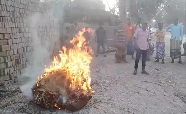 তামাক বেলে আগুন দিয়ে চাষীদের প্রতিবাদ